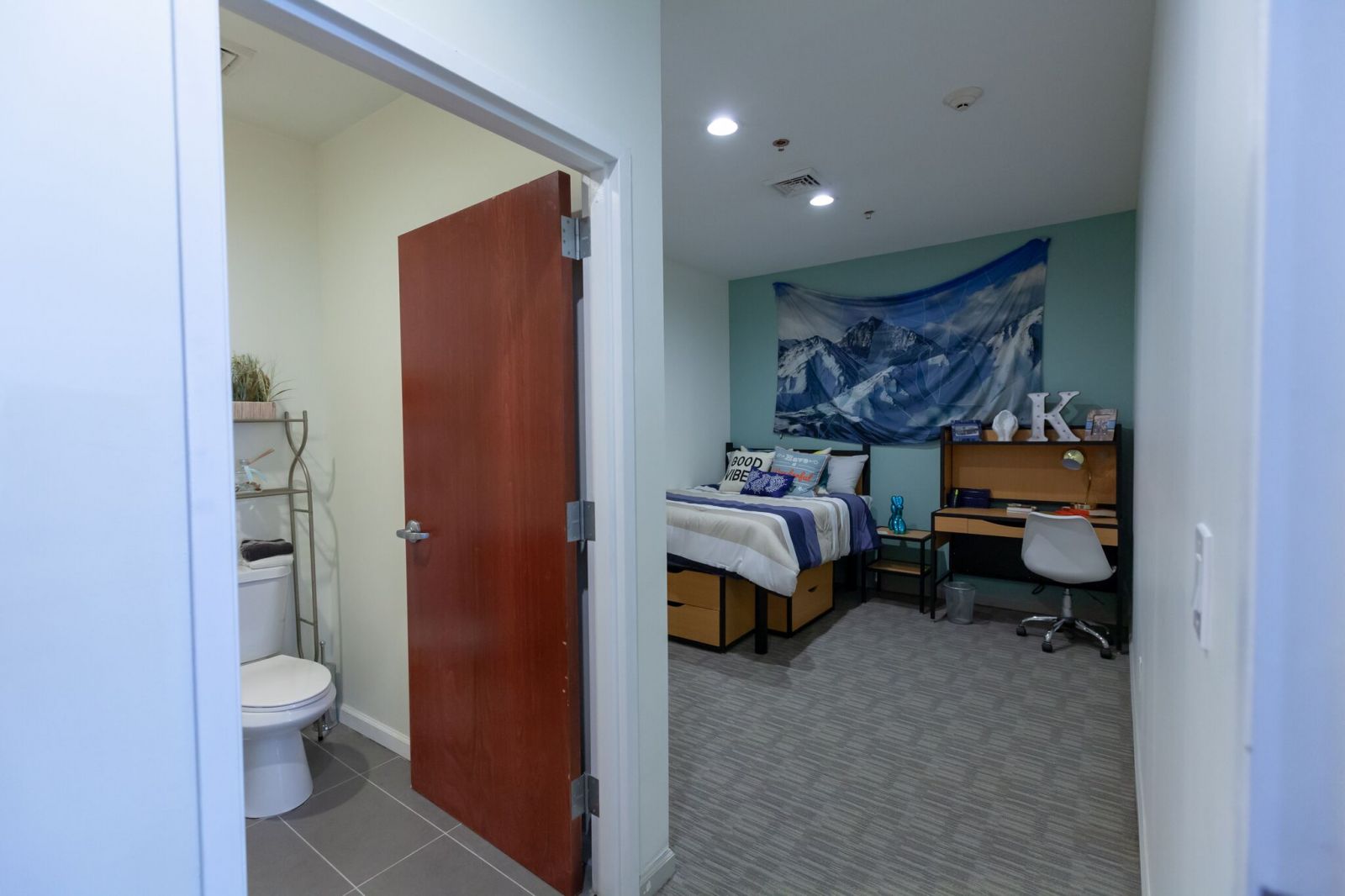 bedroom with bathroom off campus housing in Binghamton NY